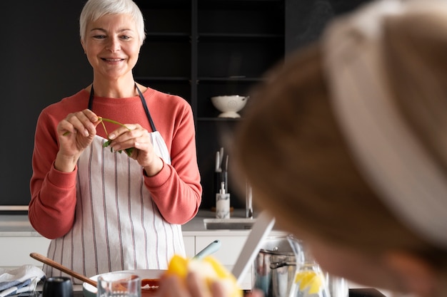 Nahaufnahme der Familie beim gemeinsamen Essen