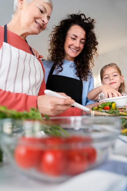 Nahaufnahme der Familie beim gemeinsamen Essen