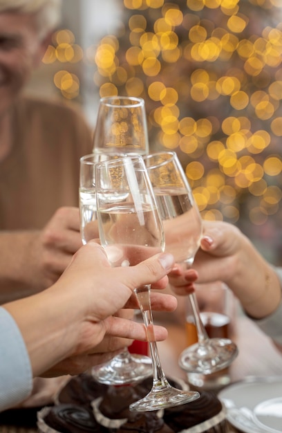 Nahaufnahme der Familie, die mit Champagner jubelt