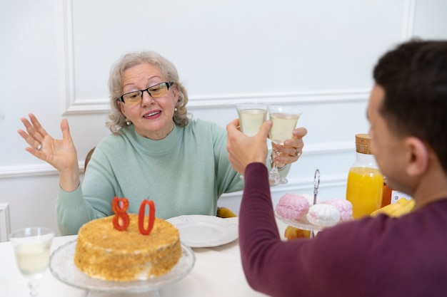 Nahaufnahme der Familie, die mit den Gläsern anstößt