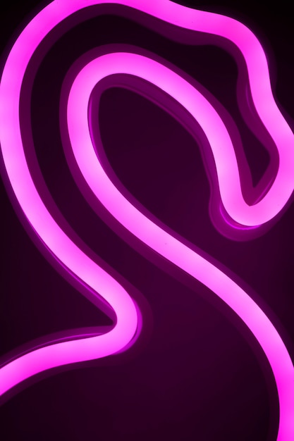 Nahaufnahme der Flamingo-Leuchtreklame im Schlafzimmer