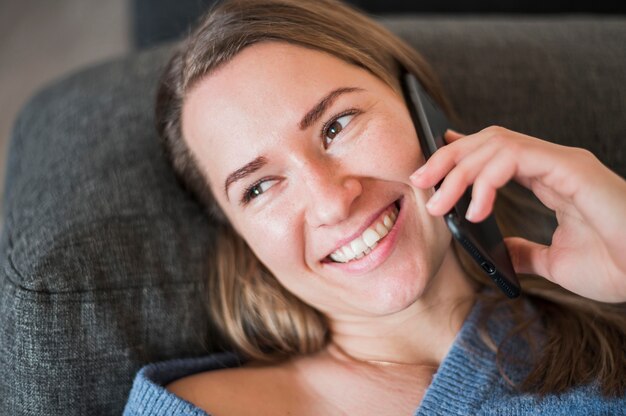 Nahaufnahme der Frau, die am Telefon spricht