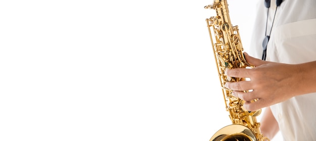 Kostenloses Foto nahaufnahme der frau, die saxophon spielt, isoliert auf weißer studiowand.