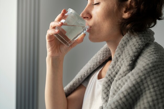 Nahaufnahme der Frau, die Wasser trinkt