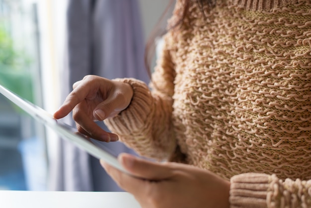 Nahaufnahme der Frau in ändernden Daten der Strickjacke in der on-line-Datei