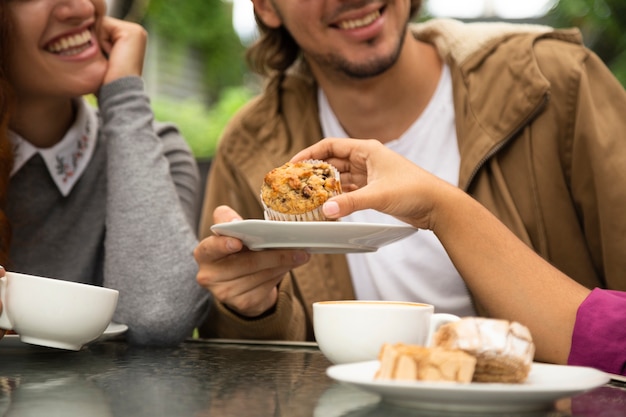 Nahaufnahme der Frau kleinen Kuchen halten