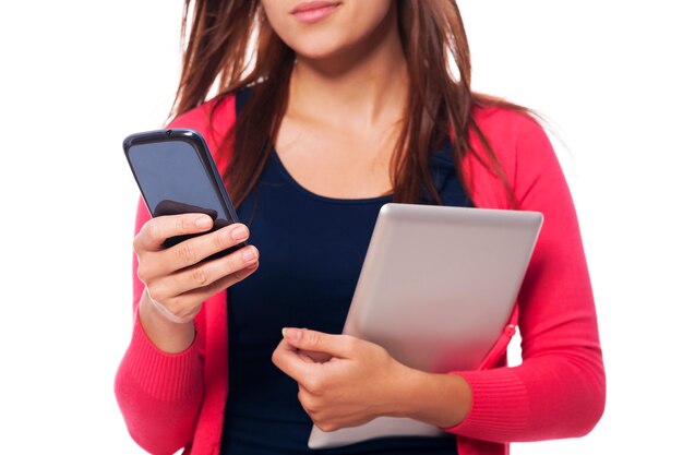 Nahaufnahme der Frau mit digitalem Tablet und Handy