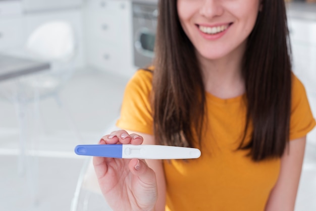 Nahaufnahme der Frau Schwangerschaftstest halten