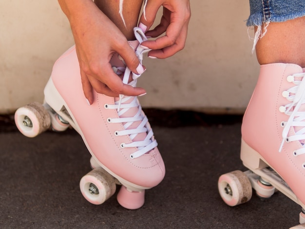 Kostenloses Foto nahaufnahme der frau spitze auf rollschuh bindend