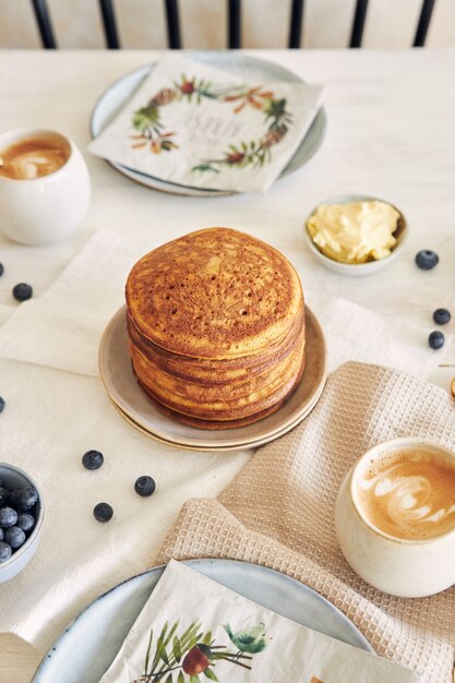 Nahaufnahme der frisch zubereiteten leckeren Kürbispfannkuchen zum Frühstück auf einem Tisch