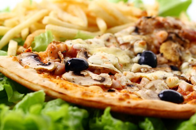 Nahaufnahme der frischen Pizza mit Pommes Frites