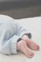 Kostenloses Foto nahaufnahme der füße des babys auf einer weißen decke