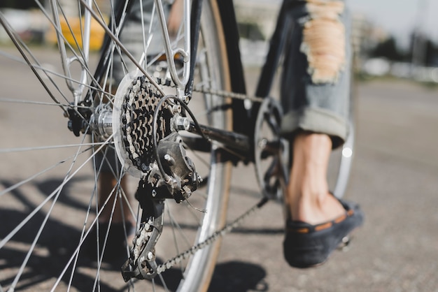 Nahaufnahme der Füße des Mannes auf Fahrrad