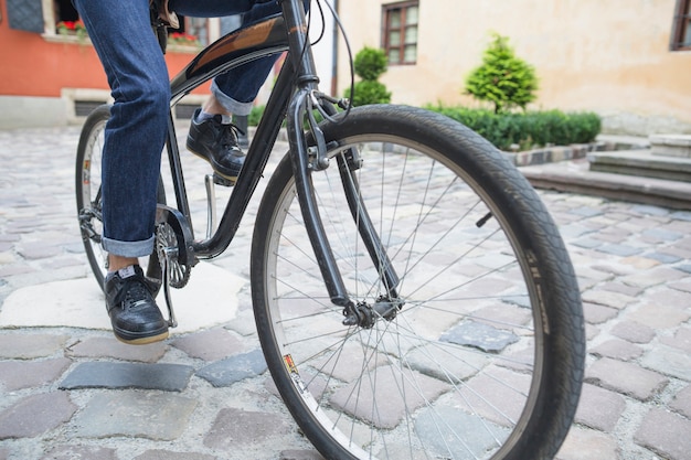 Nahaufnahme der Füße einer Person, die Fahrrad fahren