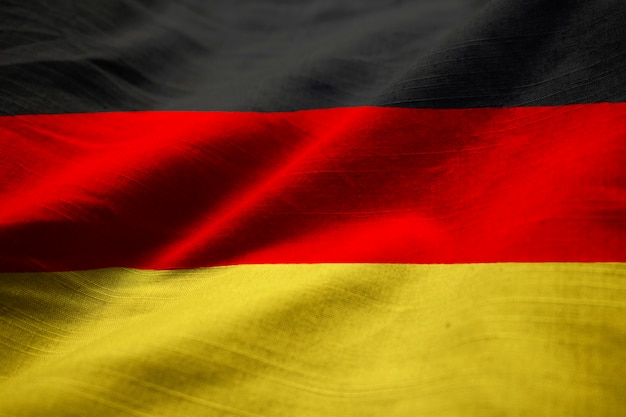 Nahaufnahme der gekräuselten deutschland-flagge, deutschland-flagge, die im wind durchbrennt