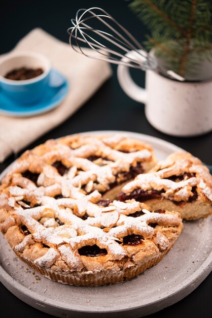 Nahaufnahme der geschnittenen Torte mit defocused Kaffeebohnen und Kiefer