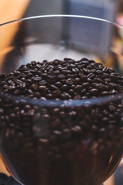 Nahaufnahme der Glasschüssel mit vielen Kaffeebohnen