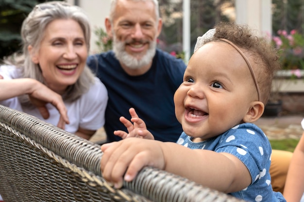 Nahaufnahme der glücklichen Familie im Freien