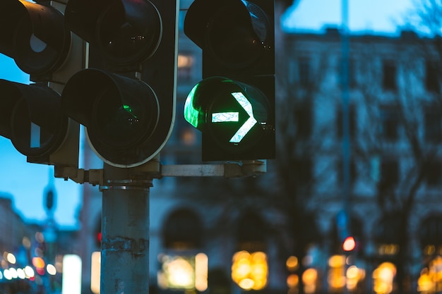 Nahaufnahme der grünen Ampel am Abend