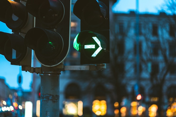 Kostenlose Foto nahaufnahme der grünen ampel am abend
