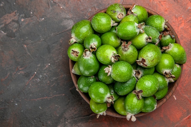 Nahaufnahme der grünen kleinen Vitaminbombe frische Feijoas in einem braunen Topf