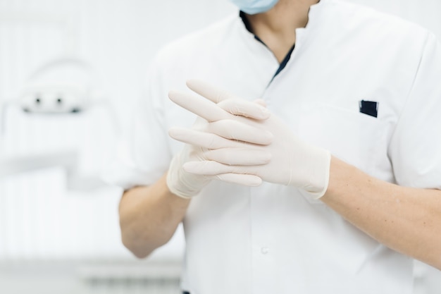 Nahaufnahme der Hände des Arztes in Handschuhen