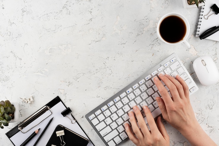 Kostenlose Foto nahaufnahme der hände, die auf der tastatur tippen