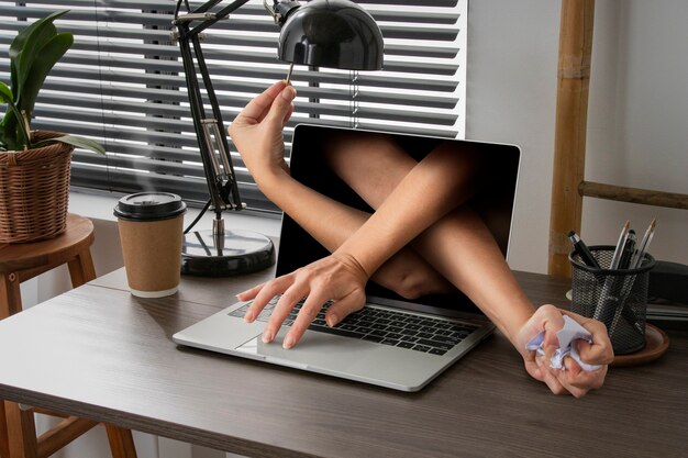 Nahaufnahme der Hände, die aus dem Laptop steigen
