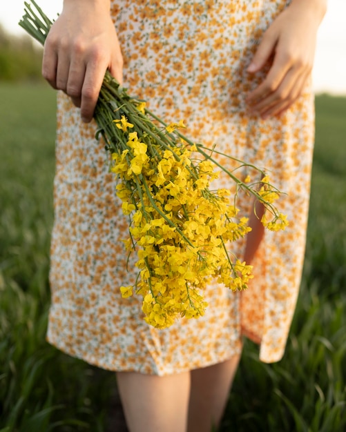 Kostenloses Foto nahaufnahme der hände, die blumen halten