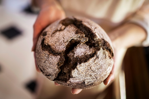 Nahaufnahme der Hände, die Brot halten