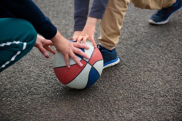 Kostenloses Foto nahaufnahme der hände, die den ball halten