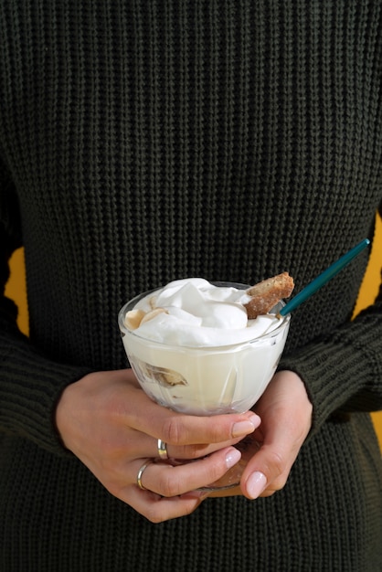 Nahaufnahme der Hände, die Dessertbecher halten