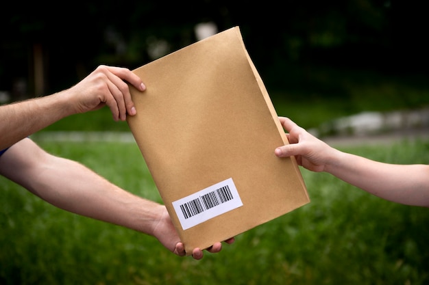 Nahaufnahme der hände, die eine packung halten holding