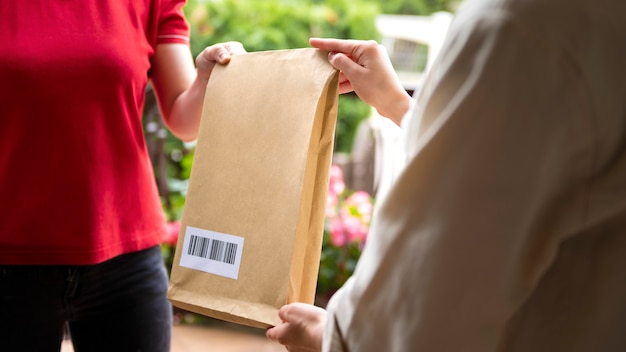 Nahaufnahme der Hände, die eine Packung halten holding