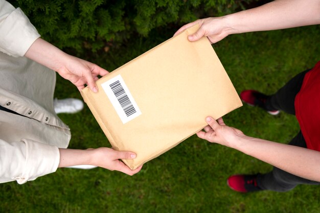 Nahaufnahme der Hände, die eine Packung halten holding