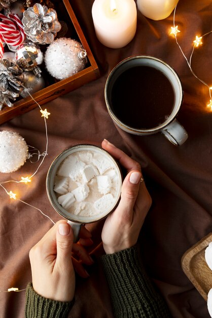 Nahaufnahme der Hände, die eine Tasse halten