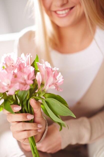 Nahaufnahme der Hände, die einen Blumenstrauß hält