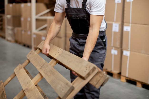 Nahaufnahme der Hände, die einen Holzgegenstand halten