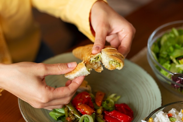 Nahaufnahme der Hände, die Essen halten