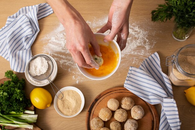 Nahaufnahme der Hände, die Lebensmittelkroketten zubereiten