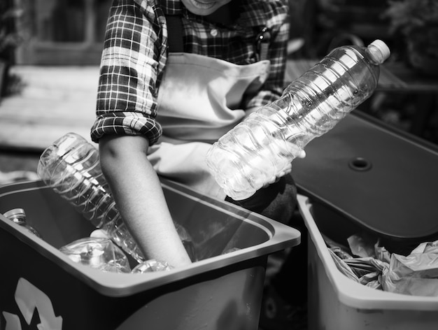 Kostenloses Foto nahaufnahme der hände, die plastikflaschen trennen