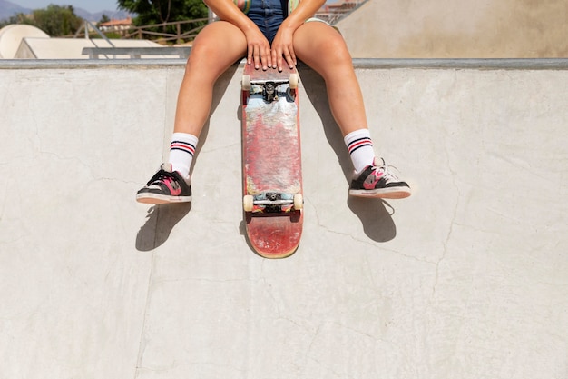 Nahaufnahme der hände, die skateboard halten