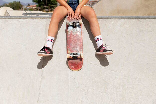 Nahaufnahme der Hände, die Skateboard halten