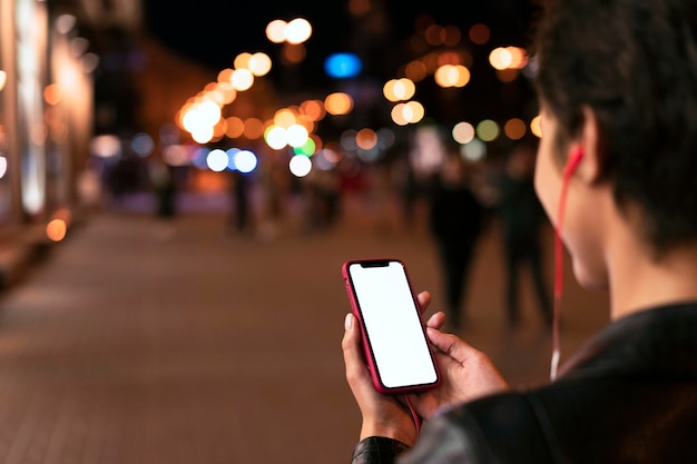 Nahaufnahme der Hände, die Smartphone halten