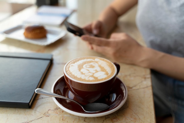 Kostenloses Foto nahaufnahme der hände, die smartphone halten