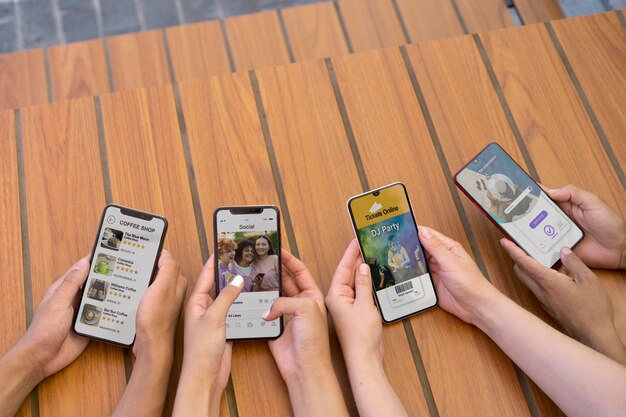 Nahaufnahme der Hände, die Smartphones halten