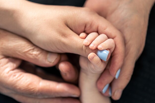 Nahaufnahme der Hände einer kleinen Mutter und Großmutter