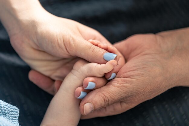 Kostenloses Foto nahaufnahme der hände einer kleinen mutter und großmutter