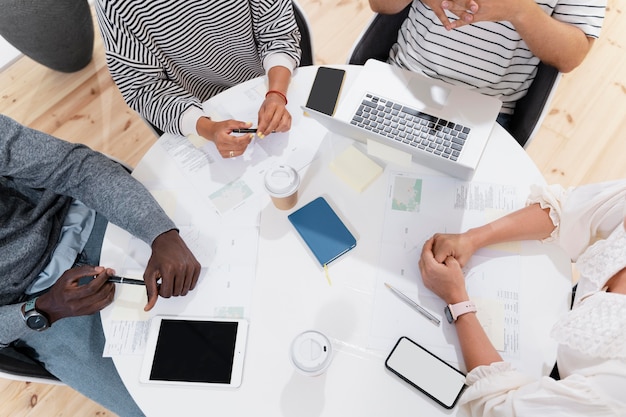 Nahaufnahme der Hände junger Kollegen in einem Meeting