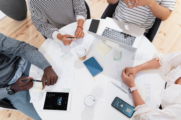 Nahaufnahme der Hände junger Kollegen in einem Meeting